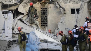 Lực lượng an ninh và cứu hộ Israel làm nhiệm vụ tại hiện trường vụ tấn công tên lửa từ Iran ở Bnei Brak, miền trung Israel, ngày 16/6/2025. (Ảnh: Tân Hoa Xã)
