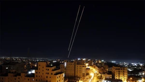 Một cuộc tấn công tên lửa của Iran nhằm vào Israel, ngày 18/6/2025. (Ảnh: Tân Hoa Xã)