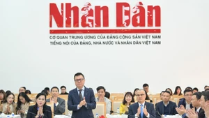 Các đồng chí Ủy viên Trung ương Đảng: Lê Quốc Minh, Tổng Biên tập Báo Nhân Dân, Phó Trưởng ban Tuyên giáo và Dân vận Trung ương, Chủ tịch Hội Nhà báo Việt Nam; Nguyễn Thanh Hải, Chủ nhiệm Ủy ban Khoa học, Công nghệ và Môi trường của Quốc hội; Phạm Đại Dương, Phó Trưởng ban Chính sách, Chiến lược Trung ương, điều hành nội dung Hội thảo.