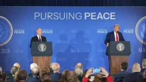 Tổng thống Mỹ Donald Trump và người đồng cấp Nga Vladimir Putin họp báo sau cuộc gặp tại Alaska, Mỹ, ngày 16/8/2025 (theo giờ Hà Nội). (Ảnh: Tân Hoa Xã)