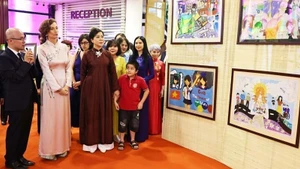 Phu nhân Tổng Bí thư, bà Ngô Phương Ly và Tổng Giám đốc UNESCO Audrey Azoulay thăm Bảo tàng Phụ nữ Việt Nam. (Ảnh: TTXVN) 