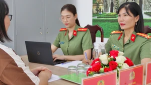 Người dân trình báo tới Công an thành phố Cần Thơ về việc bị lừa đảo trên không gian mạng.