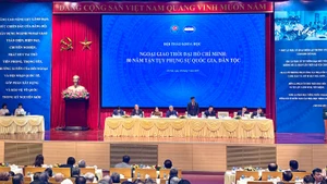 Các diễn giả trong phiên thảo luận đầu tiên trong hội thảo. (Ảnh: HÒA AN)