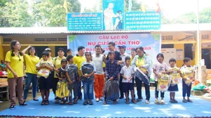 Câu lạc bộ "Nụ cười Cần Thơ" tổ chức một chương trình tặng quà cho các em nhỏ.