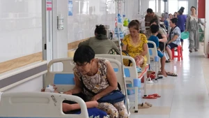 Các bệnh nhi điều trị sốt xuất huyết tại Cần Thơ.