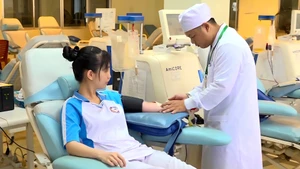 Người dân tham gia hiến máu tại Bệnh viện Huyết học-Truyền máu Cần Thơ.
