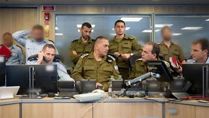 Bức ảnh do Lực lượng Phòng vệ Israel (IDF) công bố ngày 13/6/2025 cho thấy Tổng Tham mưu trưởng IDF, ông Eyal Zamir (ở giữa), đang giám sát các cuộc tấn công của IDF nhằm vào Iran, tại Phòng tình huống của Không quân Israel. (Ảnh: Tân Hoa Xã)