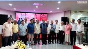 Nhà báo Kim Toàn chụp ảnh lưu niệm cùng các thế hệ đồng chí, đồng nghiệp tại sự kiện.