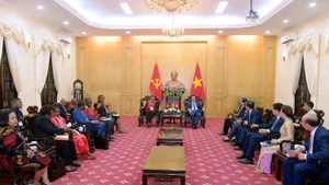 Đồng chí Nguyễn Xuân Thắng, Ủy viên Bộ Chính trị, Giám đốc Học viện Chính trị quốc gia Hồ Chí Minh, Chủ tịch Hội đồng Lý luận Trung ương tiếp xã giao các đồng chí trong đoàn cán bộ Đảng MPLA và Đảng FRELIMO.