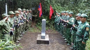 Thực hiện nghi thức chào cột mốc và trao đổi thông tin liên quan.