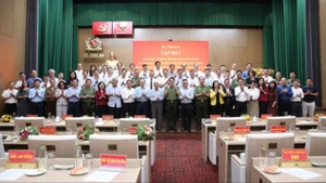 Các đại biểu chụp ảnh kỷ niệm tại gặp mặt.