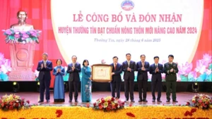 Đồng chí Bùi Thị Minh Hoài, Bí thư Thành ủy cùng các đồng chí lãnh đạo thành phố Hà Nội trao Bằng công nhận huyện đạt chuẩn nông thôn mới nâng cao năm 2024 cho cấp ủy, chính quyền và nhân dân huyện Thường Tín.