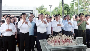 Tổng Bí thư Tô Lâm dâng hương tưởng niệm tại Đền thờ Liệt sĩ ở chiến trường Điện Biên Phủ. (Ảnh: TTXVN)