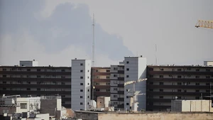 Khói bốc lên sau một vụ tấn công tại Tehran, Iran. (Ảnh: THX/TTXVN)