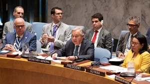 Tổng Thư ký Liên hợp quốc Antonio Guterres (giữa) phát biểu tại cuộc họp Hội đồng bảo an Liên hợp quốc ở New York, Mỹ, ngày 20/6/2025. (Ảnh: THX/TTXVN)