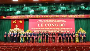 Đồng chí Trịnh Việt Hùng, Bí thư Tỉnh ủy Thái Nguyên trao quyết định chỉ định Bí thư các xã. (Ảnh: TUẤN SƠN)