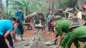 Cán bộ xã Nguyên Phúc, huyện Bạch Thông ra quân góp sức, ngày công xóa nhà tạm cho hộ nghèo. (Ảnh: HƯƠNG DỊU)