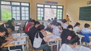Hướng dẫn ôn tập cho kỳ thi tại Trường trung học phổ thông Quảng Khê, huyện Ba Bể. (Ảnh: THU CÚC)