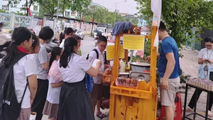 Nhiều quầy quà vặt thu hút học sinh nhưng tiềm ẩn nguy cơ ngộ độc. (Ảnh DIÊN KHÁNH)