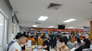 Người dân đến thực hiện thủ tục hành chính tại Chi nhánh số 6, Trung tâm Phục vụ hành chính công thành phố Hà Nội. (Ảnh VĂN HỌC)
