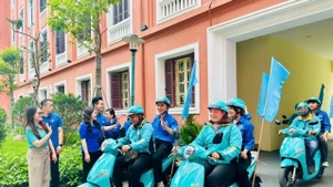 Đoàn xe tuyên truyền về phong trào “Bình dân học vụ số” lưu động, các hoạt động chuyển đổi số cộng đồng. (Ảnh Bảo Lâm)