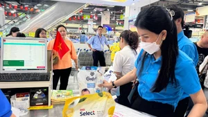 Đoàn viên công đoàn được mua sắm với giá ưu đãi tại siêu thị do Liên đoàn Lao động tỉnh Bình Thuận phối hợp tổ chức. (Ảnh Duy Tuấn)