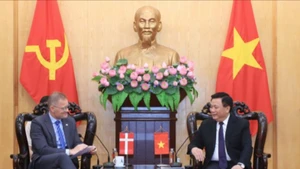Đồng chí Nguyễn Xuân Thắng, Ủy viên Bộ Chính trị, Giám đốc Học viện Chính trị quốc gia Hồ Chí Minh, Chủ tịch Hội đồng Lý luận Trung ương tiếp Đại sứ Đan Mạch tại Việt Nam Nicolai Prytz.