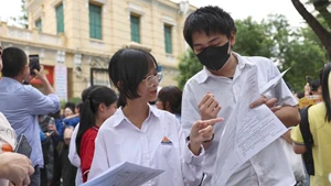 Thí sinh trao đổi về đề thi môn Toán Kỳ thi tốt nghiệp THPT năm 2025 trước Điểm thi. (Ảnh: ĐẠI THẮNG)