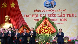 Thủ tướng Phạm Minh Chính tặng hoa chúc mừng Đại hội đại biểu Đảng bộ phường Tây Hồ lần thứ I, nhiệm kỳ 2025-2030.