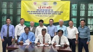 Đại diện Hội Doanh nghiệp sản xuất và kinh doanh thuốc bảo vệ thực vật Việt Nam, Hội Hóa học Việt Nam, Hiệp hội Phân bón Việt Nam ký biên bản ghi nhớ hợp tác.