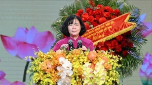 Đồng chí Bùi Thị Minh Hoài, Ủy viên Bộ Chính trị, Bí thư Thành ủy Hà Nội phát biểu tại hội nghị.