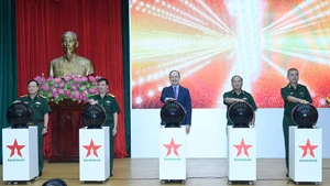 Các đại biểu ấn nút khai trương Báo Quân đội nhân dân tiếng Nga. (Ảnh: Báo Quân đội nhân dân)