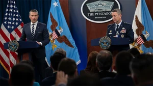 Bộ trưởng Quốc phòng Pete Hegseth (bên trái) và Chủ tịch Hội đồng Tham mưu trưởng Liên quân Mỹ Dan Caine trong cuộc họp báo tại Lầu năm góc, ngày 22/6/2025.