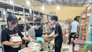 Đóng gói sách tuyển chọn cho chương trình "Hỗ trợ xây dựng 100 tủ sách trên khắp cả nước". (Ảnh: QUYÊN PHẠM)