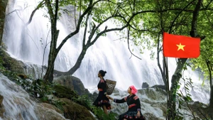 Sơn nữ H'Mông bên dòng thác Rêu.