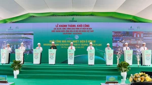 Các đại biểu ấn nút khởi công dự án Nhà máy Nhiệt điện Ô Môn IV.