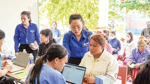 Khám, chữa bệnh, cấp phát thuốc miễn phí cho người dân vùng sâu, vùng xa trên địa bàn. (Ảnh KHOA CHƯƠNG)