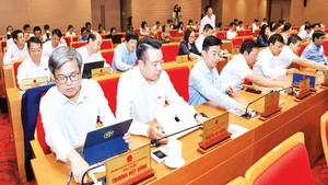 Đại biểu HĐND thành phố biểu quyết các Nghị quyết tại Kỳ họp thứ 23 (kỳ họp chuyên đề). (Ảnh ĐĂNG ANH)