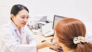 Khám bệnh tại Bệnh viện đa khoa Hoàn Mỹ Cửu Long, đơn vị đầu tiên tại Cần Thơ triển khai hệ thống hồ sơ bệnh án điện tử (EMR).