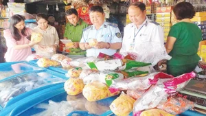 Lực lượng quản lý thị trường thành phố Cần Thơ kiểm tra một cơ sở kinh doanh trên địa bàn.