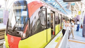Hành khách lên tàu điện tuyến Nhổn-Ga Hà Nội đoạn trên cao.