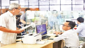 Người dân đến làm thủ tục hành chính tại Trung tâm hành chính công tỉnh Đồng Nai.