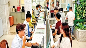 dân tới thực hiện thủ tục hành chính tại Trung tâm Phục vụ hành chính công phường Sài Gòn, Thành phố Hồ Chí Minh sáng ngày 1/7.