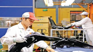 Hoạt động sản xuất tại Công ty cổ phần Nhựa Hà Nội (Hanoi Plastics - HPC). (Ảnh SƠN TÙNG)