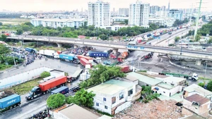 Tiến độ thi công nút giao Mỹ Thủy (thành phố Thủ Đức) ỳ ạch nhiều năm liền, ảnh hưởng đến lưu thông. (Ảnh THẾ ANH)