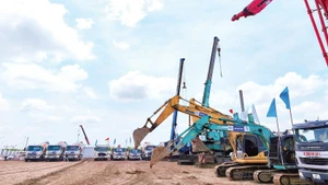 Thiết bị tập kết thi công tại công trường xây dựng Bệnh viện đa khoa Cà Mau quy mô 1.200 giường.