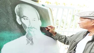 Sau nửa thế kỷ vẽ chân dung Bác Hồ, họa sĩ Võ Đồng Minh đã hoàn thành công trình lớn nhất của đời mình. (Ảnh ĐẠI DƯƠNG)