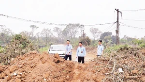 Kiểm soát viên đê điều kiểm tra, xử lý vi phạm tại bãi sông Hồng. (Ảnh VIỆT TUẤN)