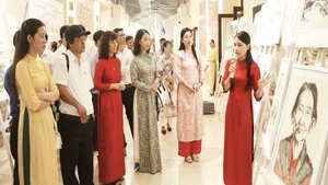 Trưng bày tác phẩm ký họa của các họa sĩ từng trực tiếp tham gia chiến đấu tại chiến trường Khu V. (Ảnh LÊ VƯƠNG)