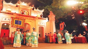 Tour đêm Tiếng chuông Trấn Vũ (đền Quán Thánh) đang thu hút sự quan tâm của đông đảo công chúng.